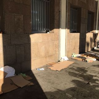 A Torino arriva il freddo, un anno dopo i clochard tornano ad accamparsi davanti al Duomo