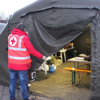 Freddo e vento a Torino, in centro apre il campo d’accoglienza della Croce Rossa: “Ci aspettiamo il pienone” [VIDEO e FOTO]