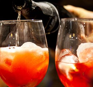 Movida, nelle notti tra il giovedí e la domenica si potrà bere soltanto serviti al tavolo all'interno dei locali