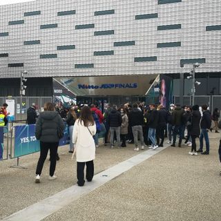 Tifosi in coda davanti al Pala Alpitour