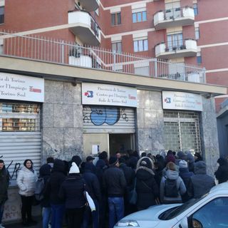Una mattinata in coda fuori dal Centro per l'impiego tra attese, speranze e un po' di rabbia