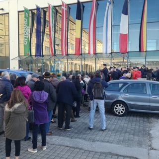 Renzi al Lingotto Fiere: lunga coda a un'ora dall'inizio