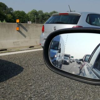 Incidente in tangenziale nord, auto ribaltata e rallentamenti nel traffico