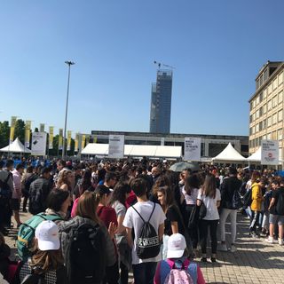 Salone del Libro di Torino, al via il secondo giorno: code interminabili per le scolaresche (VIDEO)