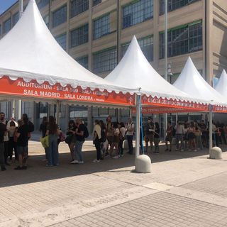 code all'ingresso del salone