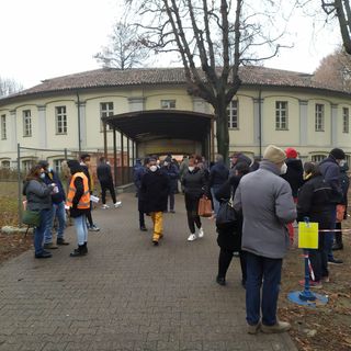 coda all'anagrafe centrale di Torino