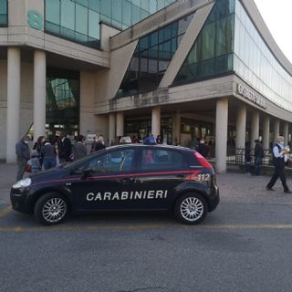 Moncalieri, ancora lunghe code all'hot spot di via Vittime di Bologna Moncalieri, ancora lunghe code all'hot spot di via Vittime di Bologna