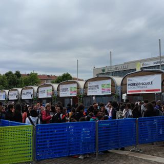 gente in coda per entrare al Salone del Libro 2023