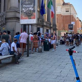 Ferragosto, i musei attirano turisti e non: in coda sotto il sole e col Green Pass nel centro di Torino [FOTO]