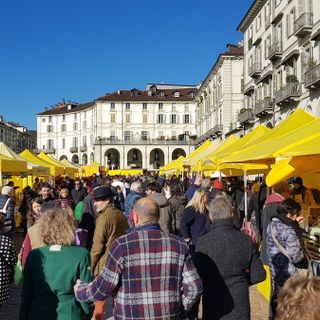 mercato con persone tra i banchi