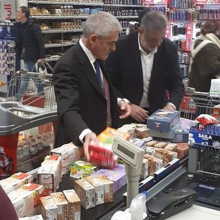 Chiamparino fa la spesa solidale per la colletta alimentare: &quot;Gesto concreto, che spero venga seguito&quot;