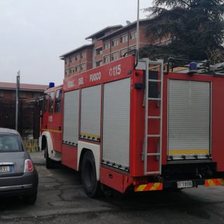 Attimi di paura al Colombatto di Torino: crolla un controsoffitto, contusa una ragazza