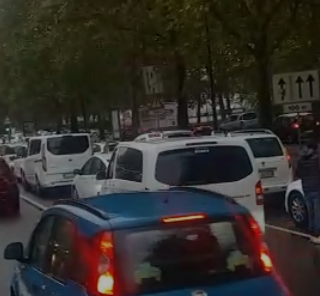 Aiuti e sostegni fiscali: il lungo serpentone dei taxisti attraversa Torino [VIDEO]