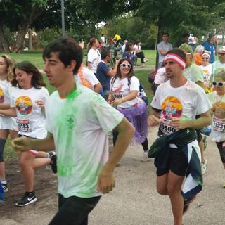 In 6 mila colorano piazza d'Armi sfidando la pioggia: grande successo per The Color Run [FOTO]
