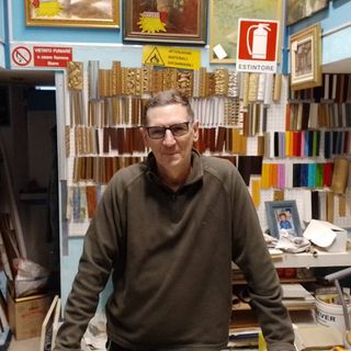 Rinaldo Bognier, dietro il bancone del negozio storico del quartiere Santa Rita