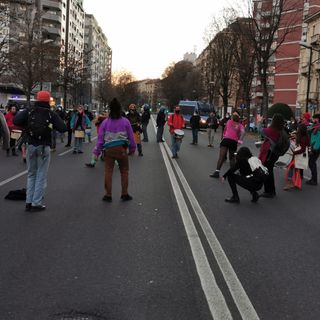 La protesta in corso Ferrucci, davanti al centro Comala