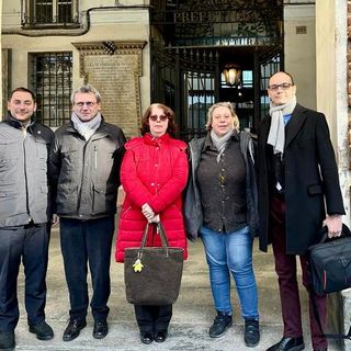 foto di gruppo con persone davanti alla porta foto di gruppo con persone davanti alla porta