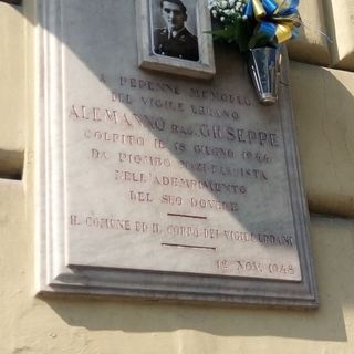 Commemorazione: deposti fiori sulla lapide dedicata ad Alemanno