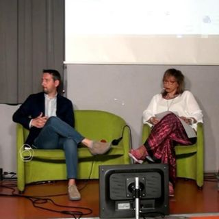 persone sedute a una presentazione