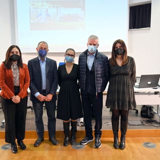 Incontro dedicato al commercio con persone sedute al tavolo