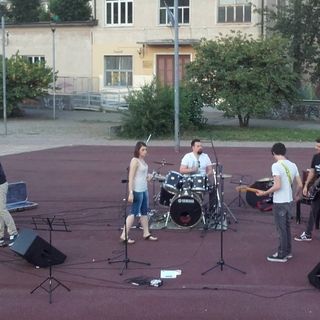Problemi strutturali, il CentroDentro non si arrende e porta la musica fuori