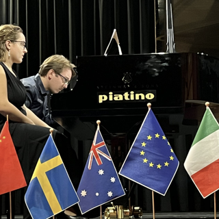 persone che suonano il pianoforte