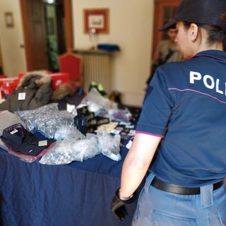 Abiti e scarpe contraffatte per il mercato della Crocetta: denunciato 37enne