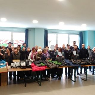 Barriera di Milano: la polizia consegna capi d'abbigliamento alle famiglie bisognose