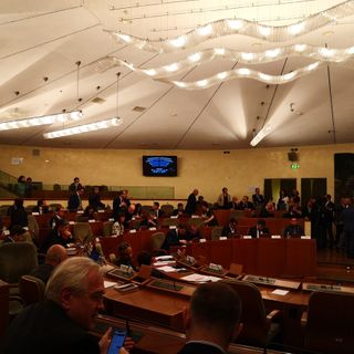 Dimenticano di andare a ritirare le tessere per votare, il Consiglio Regionale inizia in ritardo