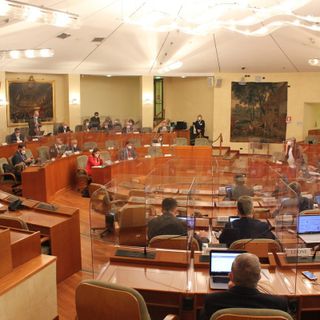Il Consiglio regionale torna in presenza: in Aula divisori in plexiglass e mascherine ffp2 (FOTO e VIDEO)