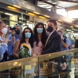 Conte superstar tra acclamazioni e proteste dei no green pass: “La proposta 5 Stelle per Torino è molto competitiva”
