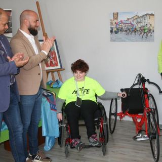Chivasso, donata dal sindacato dei Carabinieri una handbike alla Hope Running Onlus