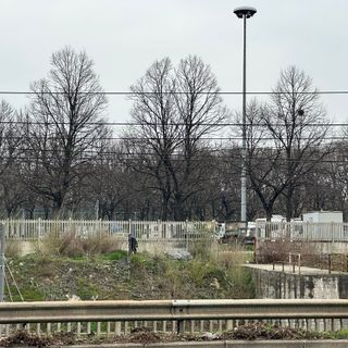 Tende e rifugi di fortuna lungo i binari del treno: a Torino la baraccopoli con vista ferrovia
