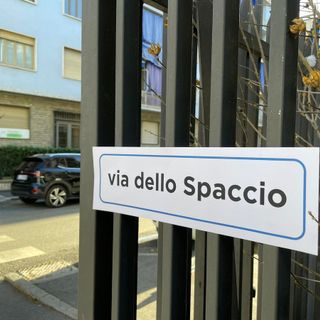 Via Ormea diventa &quot;via dello spaccio&quot;: i cartelli affissi da un gruppo di residenti