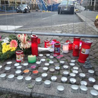 Via Genova, 48 ore dopo la tragedia nel silenzio parlano i cartelli: &quot;Il sistema produce queste disgrazie&quot;