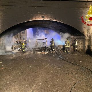In foto, l'incendio del camper e delle due auto