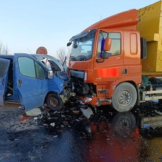 Frontale fra camion e minivan sulla provinciale 30 a Casalgrasso: un morto e quattro feriti gravi