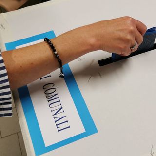 Presidio dei lavoratori che hanno allestito le sezioni elettorali: "Mancato pagamento di diverse ore e rimborsi spese"