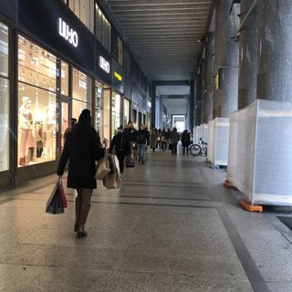 Shopping natalizio, Torino corre per gli ultimi regali: &quot;Ma la gente cerca di risparmiare&quot;
