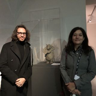 In foto, l'artista Nicola Russo e la curatrice Elisa Panero davanti al nuovo &quot;Toh&quot;