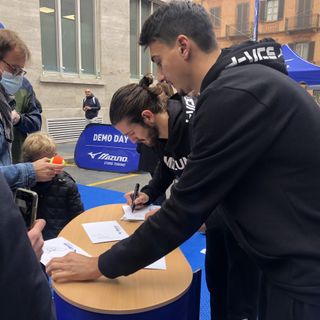 In foto Sonego e Vavassori firmano gli autografi per i fan