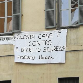 Decreto sicurezza, a Torino un lenzuolo per dire no in via delle Orfane 15