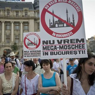 Un'immagine della protesta di Bucarest contro la costruzione della moschea