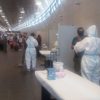 Covid, aperto il presidio per tamponi all'aeroporto di Caselle per chi rientra dall'estero (FOTO)