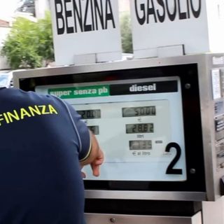Controlli della Guardia di Finanza alle pompe di benzina