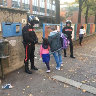 Controlli dei carabineri davanti alle scuole per prevenire l'azione degli spacciatori