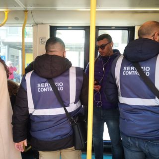 Foto di archivio di controlli su un mezzo della Gtt