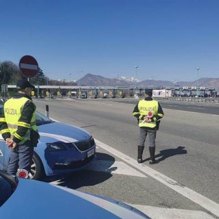 Due agenti di polizia sono stati feriti a martellate sulla Ivrea-Santhià Due agenti di polizia sono stati feriti a martellate sulla Ivrea-Santhià