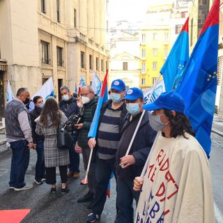 Protesta operai davanti al Mise