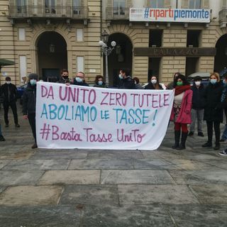 Universitari in piazza Castello: &quot;Finiremo fuori corso a causa della pandemia&quot; [FOTO e VIDEO]